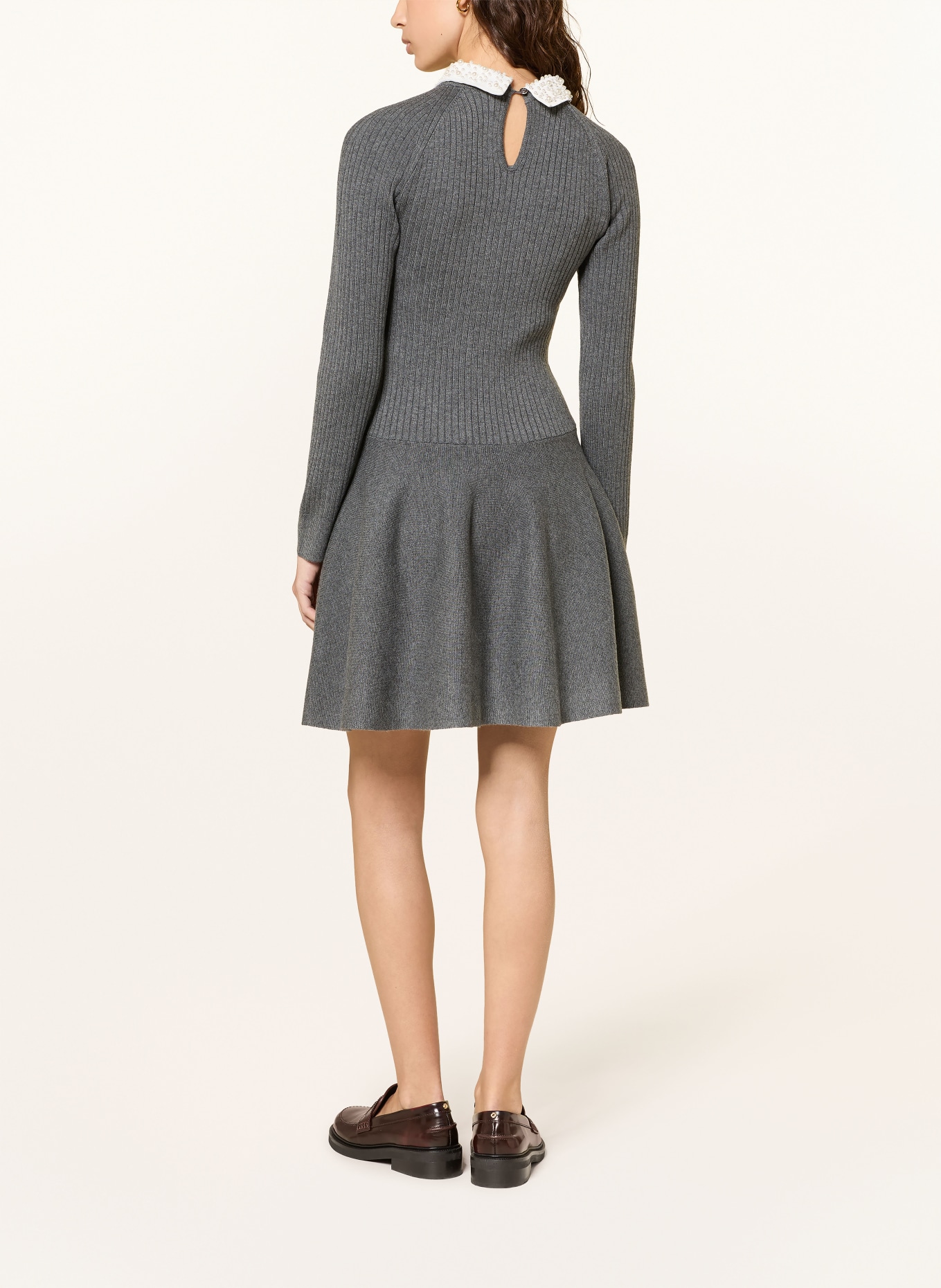 maje Strickkleid mit abnehmbarem Kragen und Schmuckperlen: GRAU / WEISS