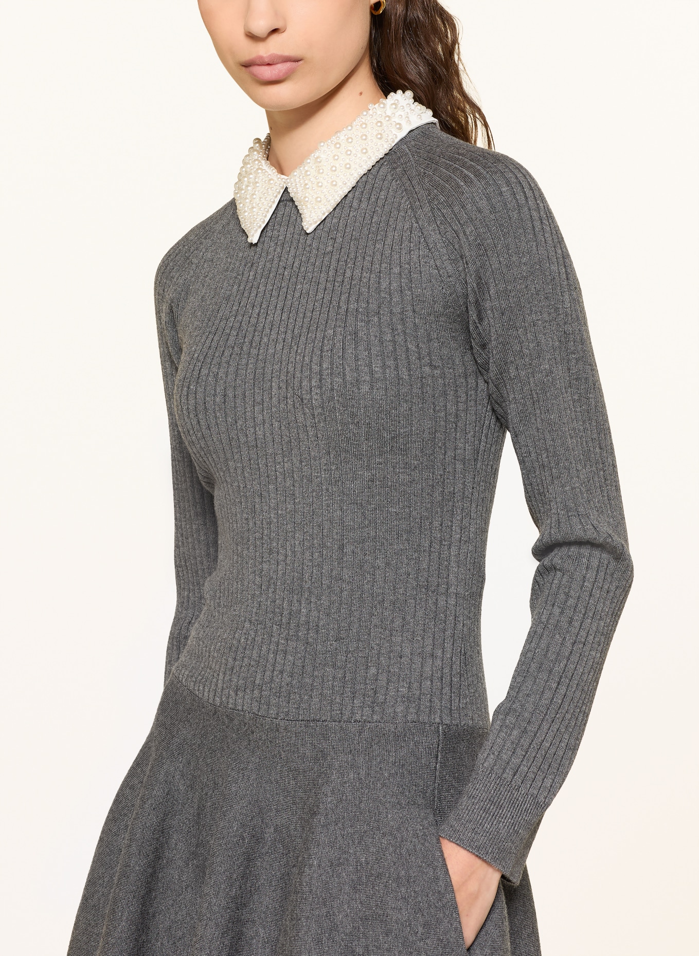 maje Strickkleid mit abnehmbarem Kragen und Schmuckperlen: GRAU / WEISS