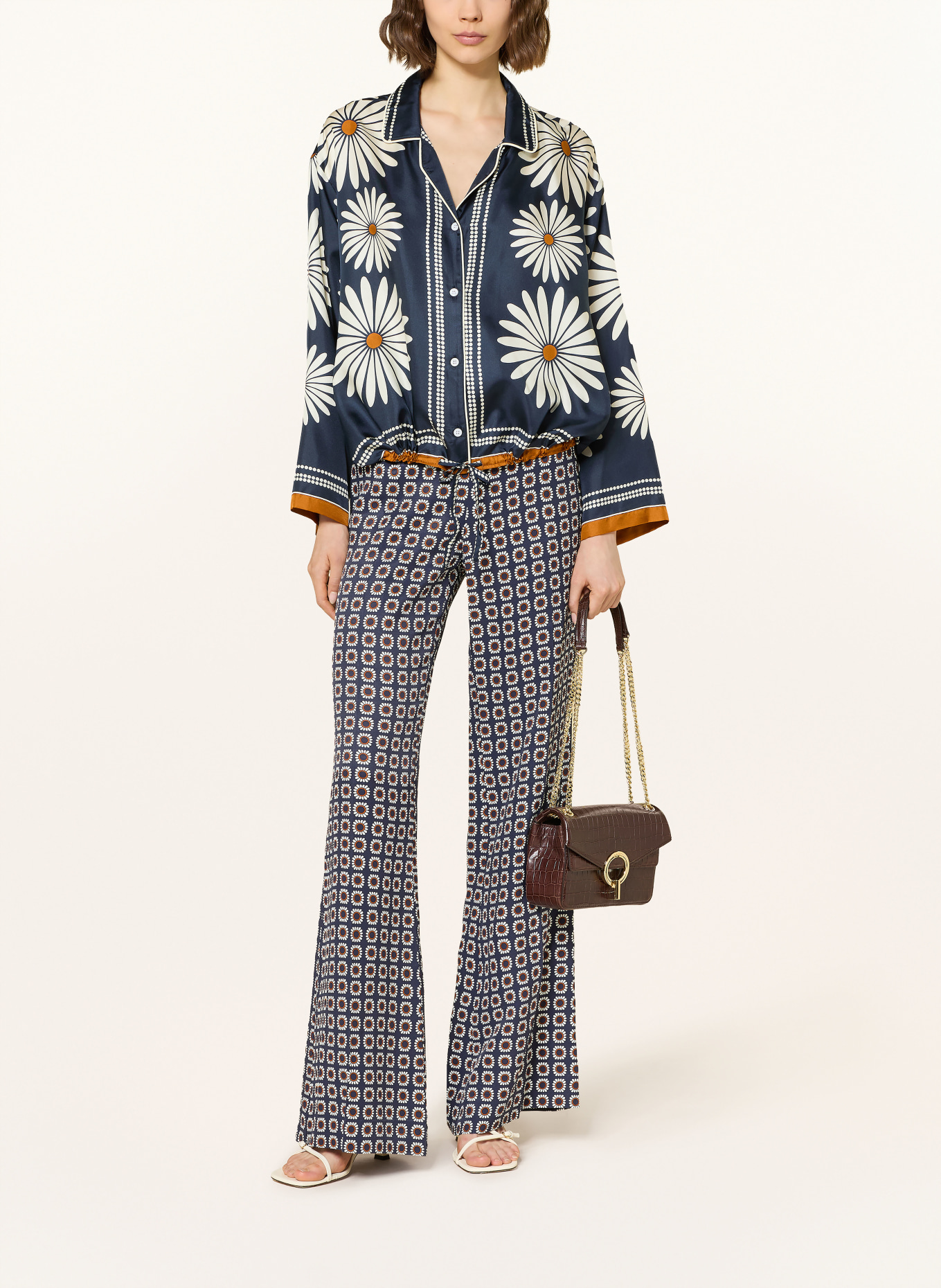 SANDRO Bootcut-Hose: DUNKELBLAU / COGNAC / ECRU