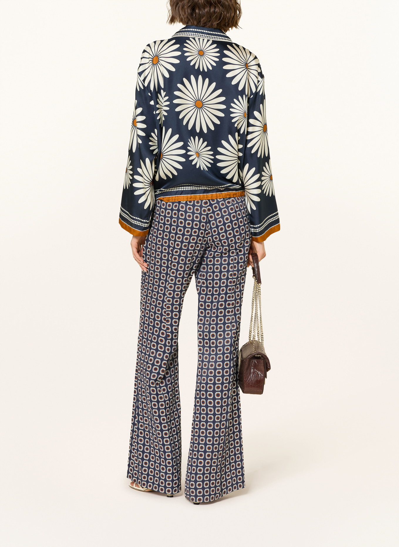 SANDRO Bootcut-Hose: DUNKELBLAU / COGNAC / ECRU