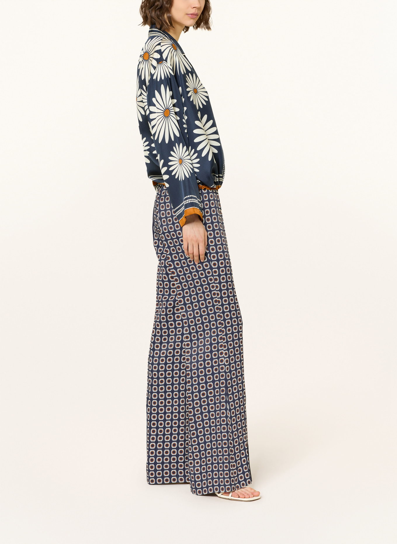 SANDRO Bootcut-Hose: DUNKELBLAU / COGNAC / ECRU