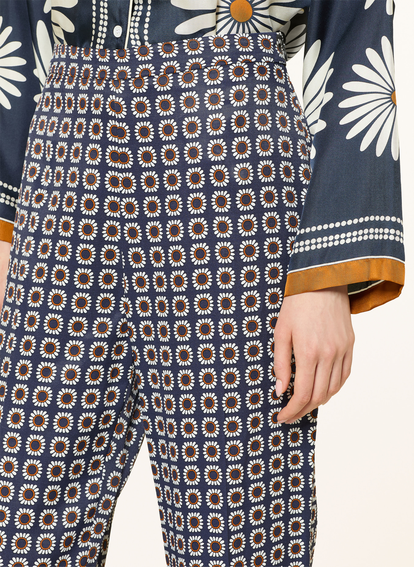 SANDRO Bootcut-Hose: DUNKELBLAU / COGNAC / ECRU