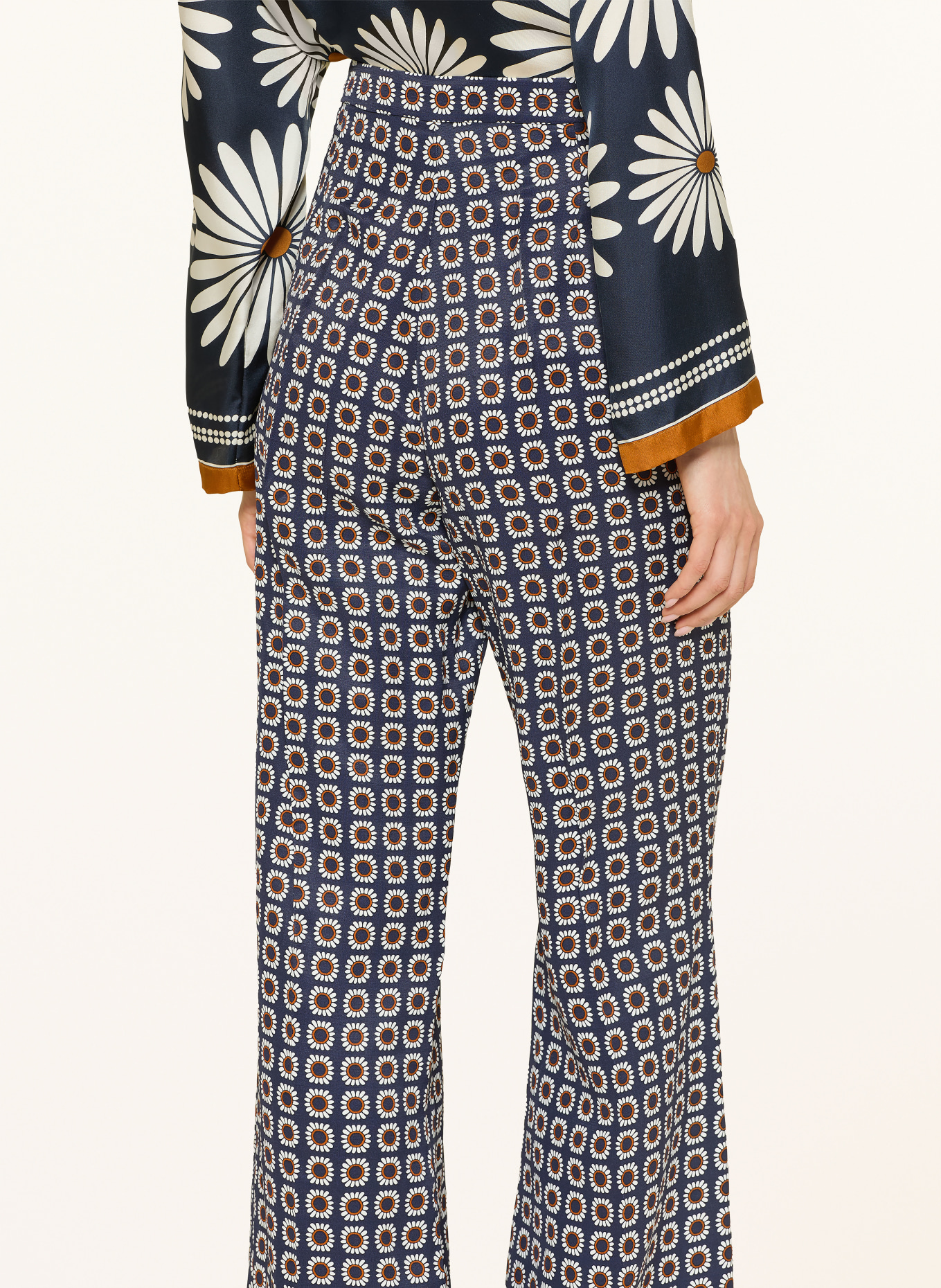 SANDRO Bootcut-Hose: DUNKELBLAU / COGNAC / ECRU