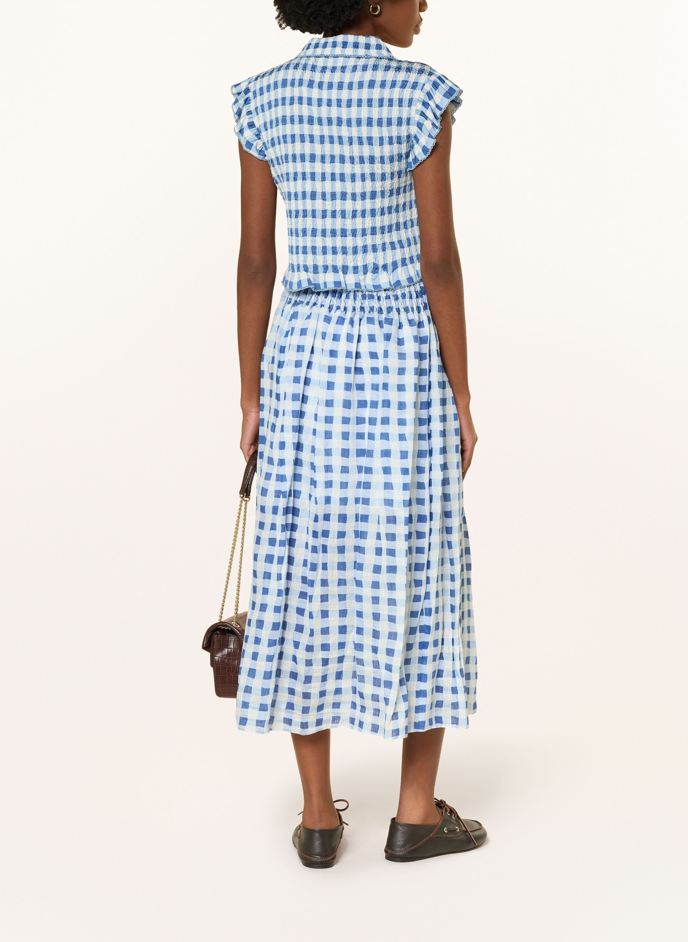 SANDRO Blusenshirt mit Rüschen: BLAU / WEISS