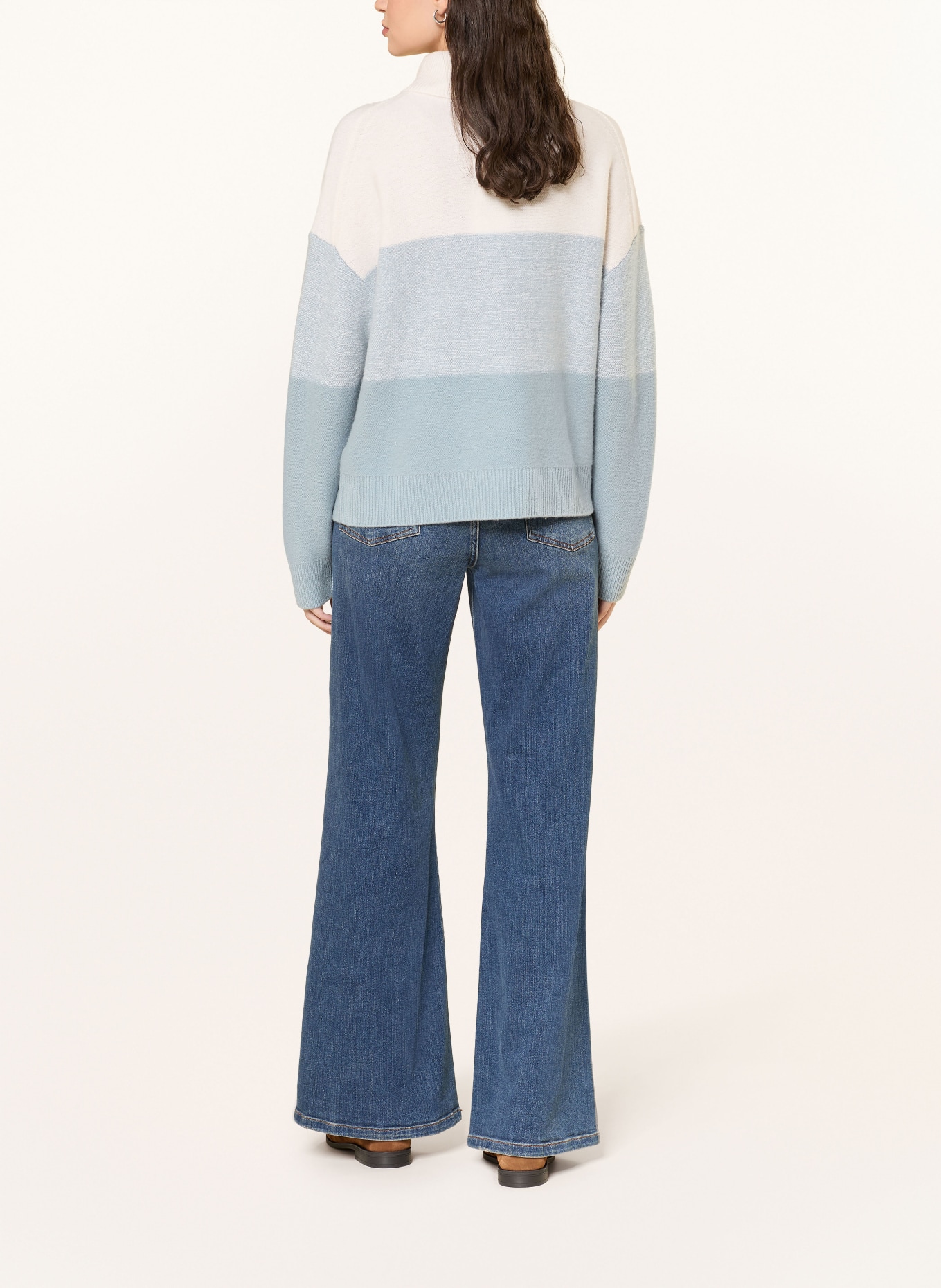 REISS Svetr FLORA: ČERNOŠEDÁ / KRÉMOVÁ / TMAVĚ MODRÁ