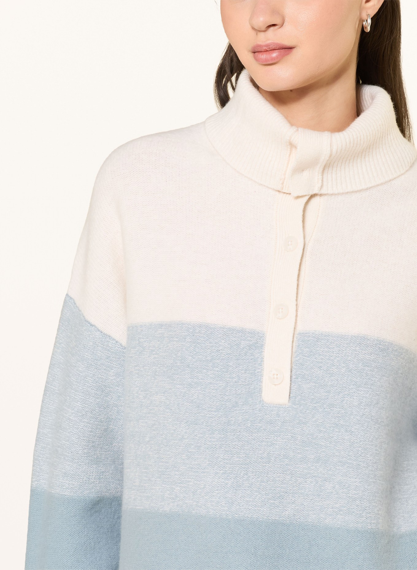 REISS Svetr FLORA: ČERNOŠEDÁ / KRÉMOVÁ / TMAVĚ MODRÁ