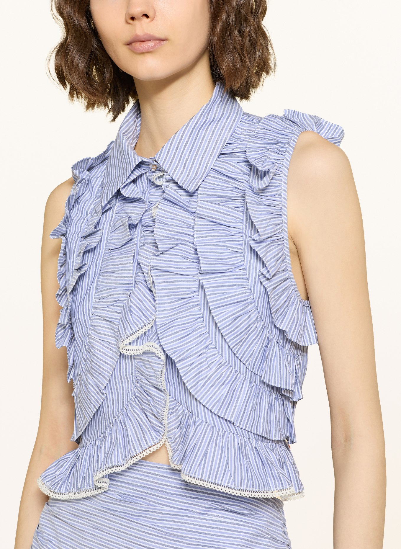 SANDRO Cropped-Blusentop mit Rüschen: HELLBLAU / HELLGRAU / WEISS