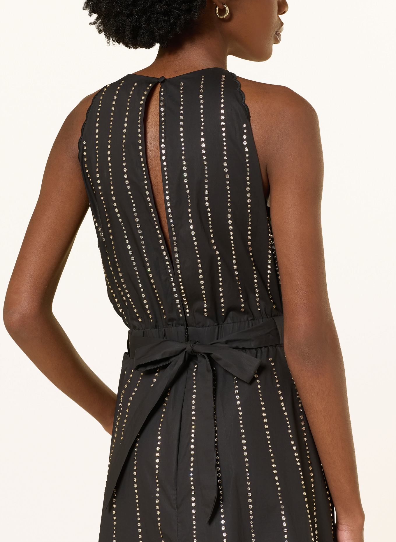 SANDRO Sukienka z kamieniami ozdobnymi: CZARNY / ZŁOTY