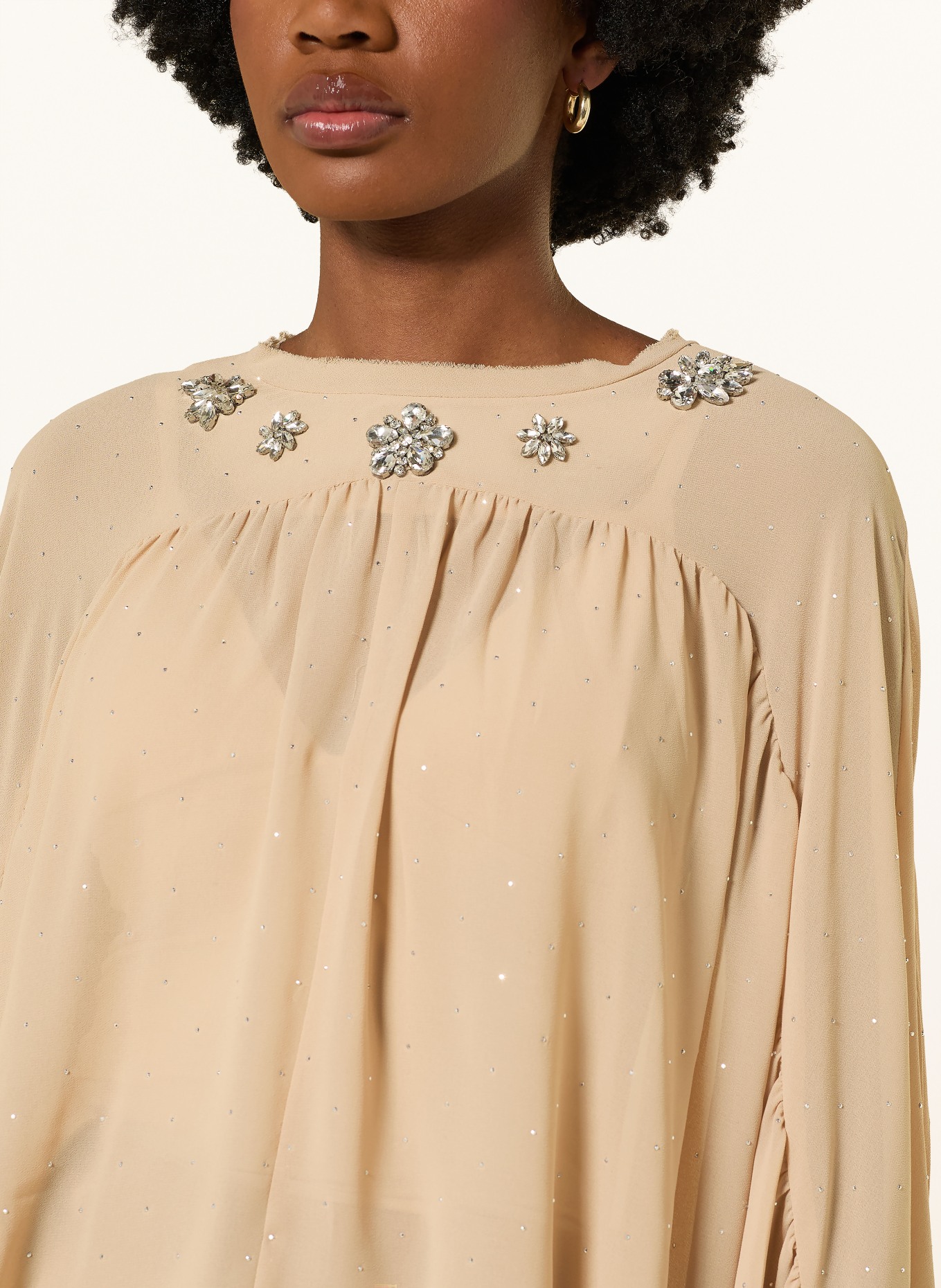 maje Stola mit Schmucksteinen: CAMEL