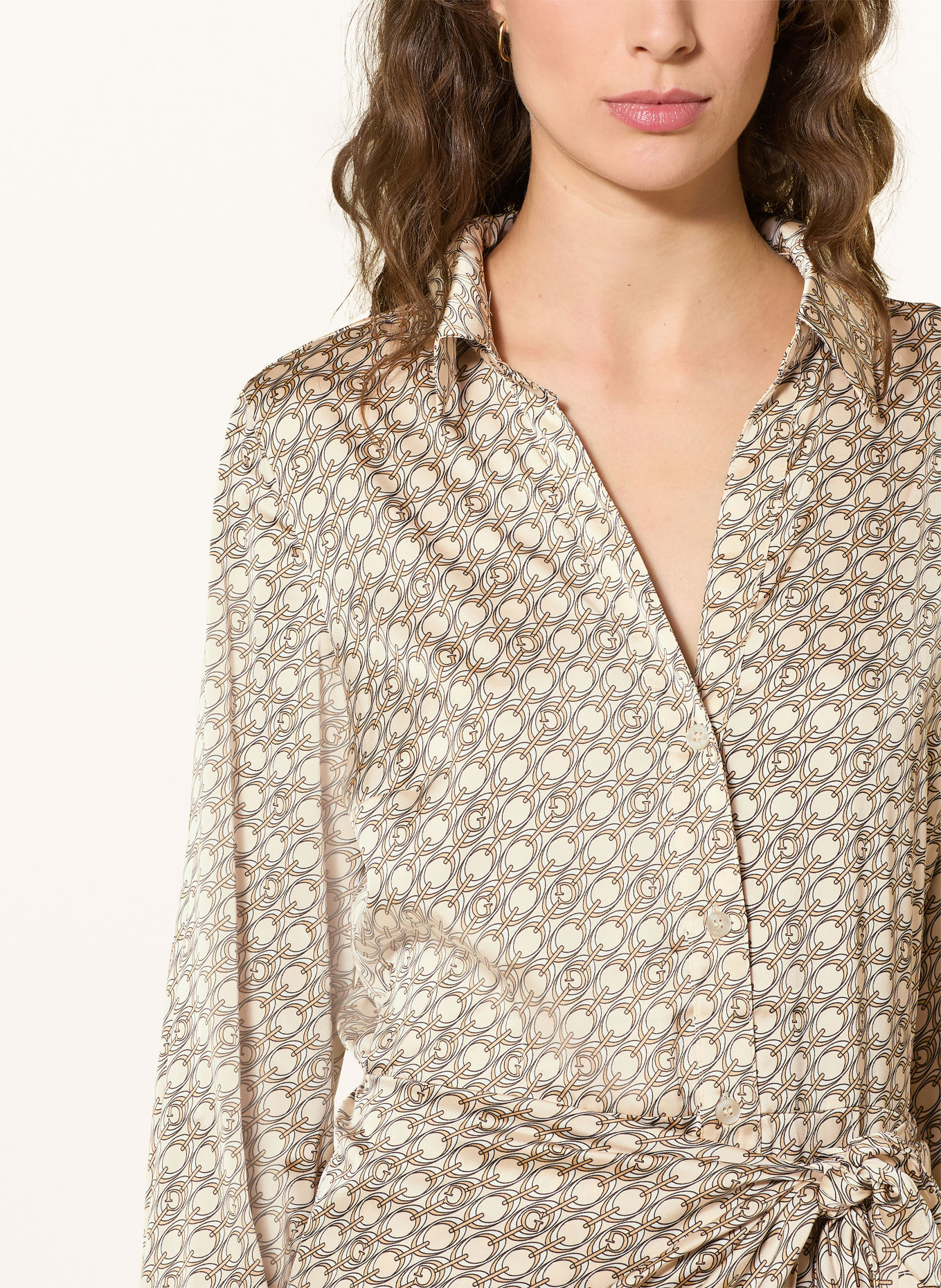GUESS Robe en satin ALYA: BEIGE / CRÈME / NOIR