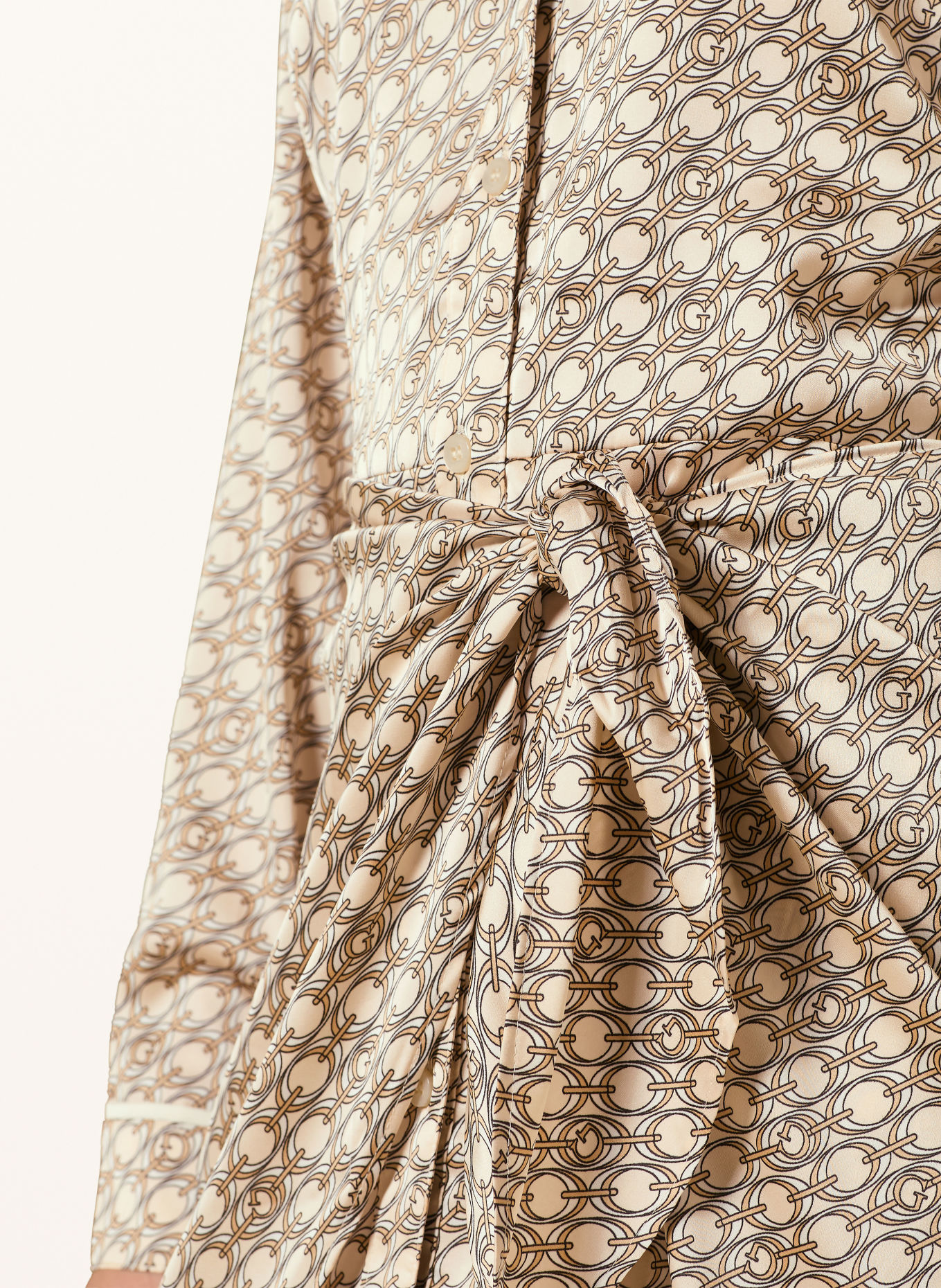 GUESS Robe en satin ALYA: BEIGE / CRÈME / NOIR