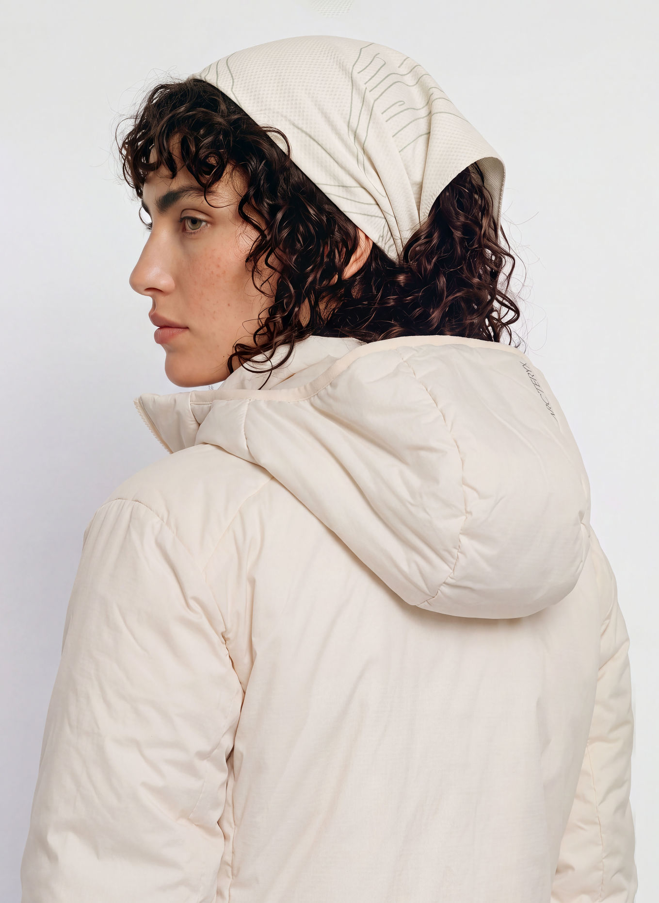 ARC'TERYX Funktionsjacke ATOM HOODY: WEISS
