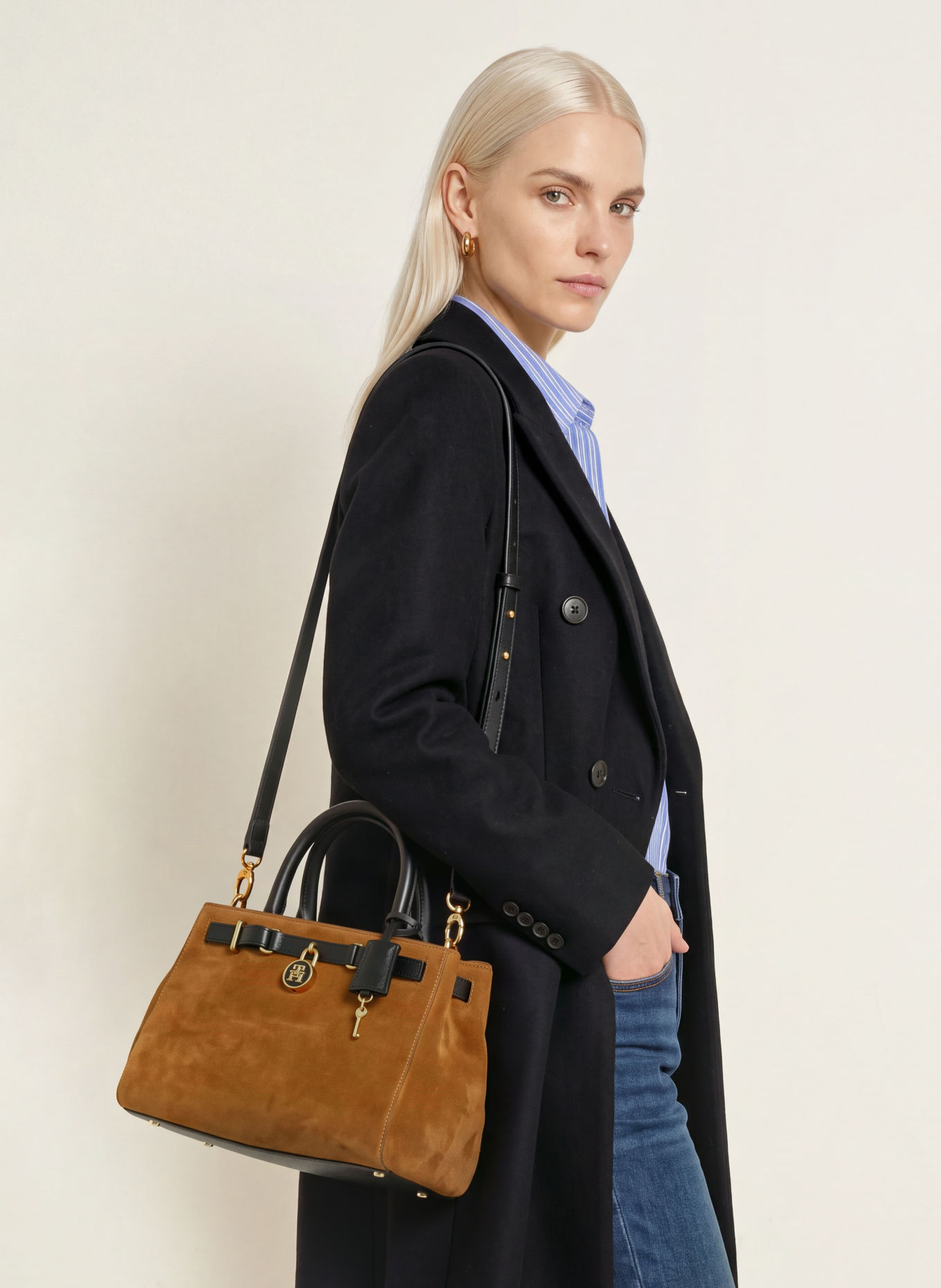TOMMY HILFIGER AMERICAN ICON MINI crossbody bag: COGNAC / GOLD / BLACK