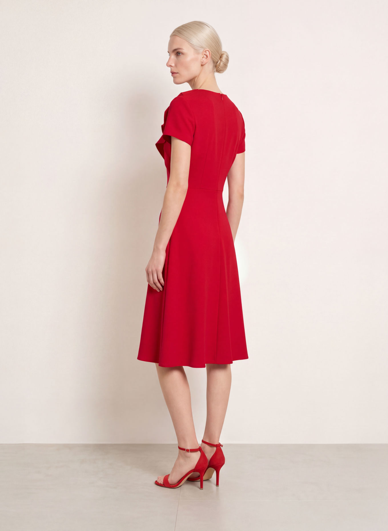 ADRIANNA PAPELL Robe à volants: ROUGE