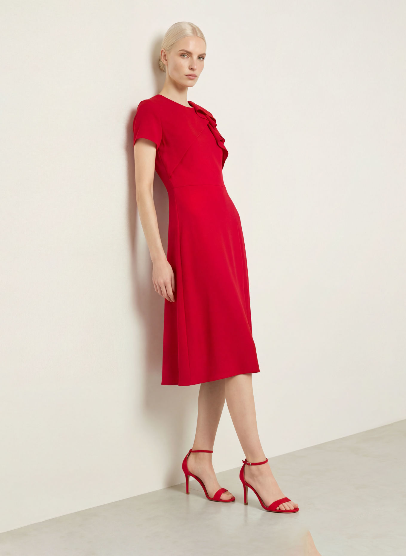 ADRIANNA PAPELL Robe à volants: ROUGE