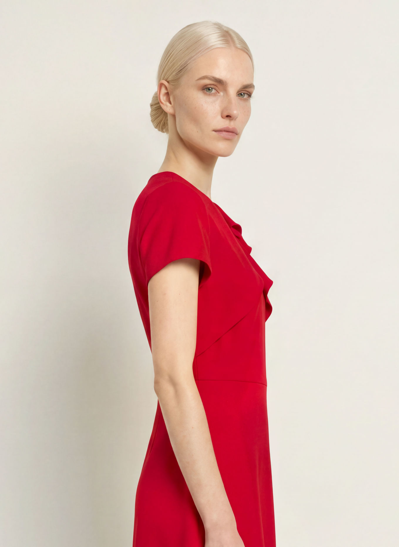 ADRIANNA PAPELL Robe à volants: ROUGE