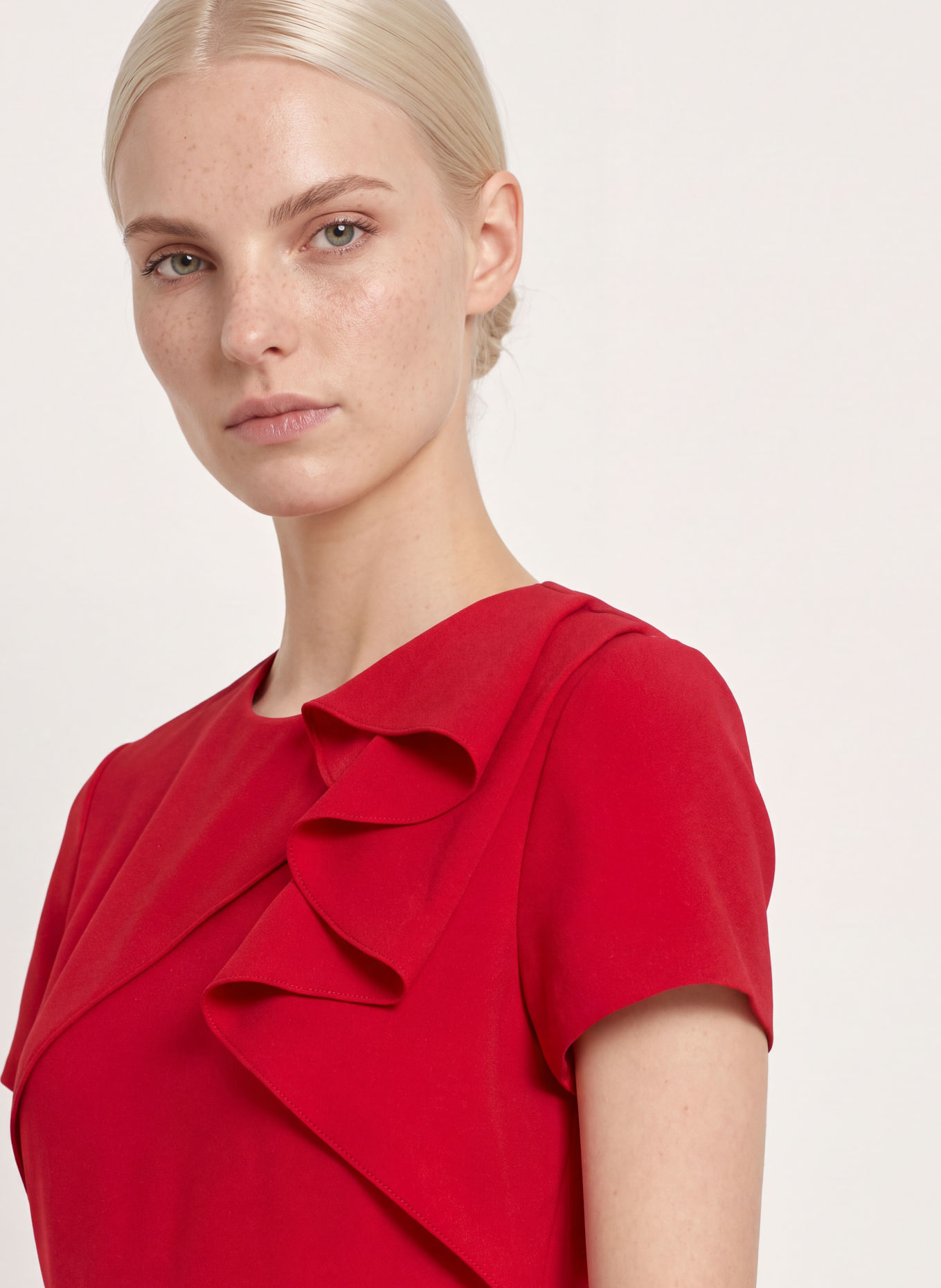 ADRIANNA PAPELL Robe à volants: ROUGE