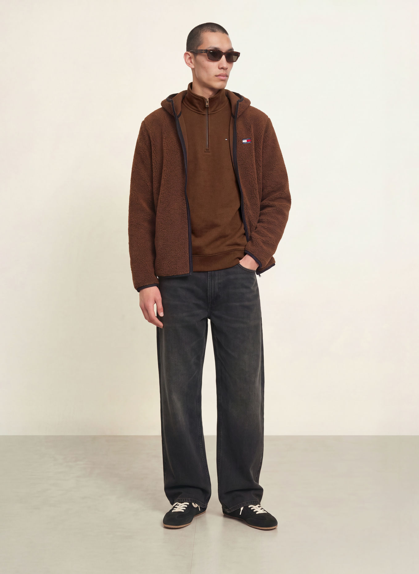 TOMMY JEANS sweat troyer: DARK BROWN
