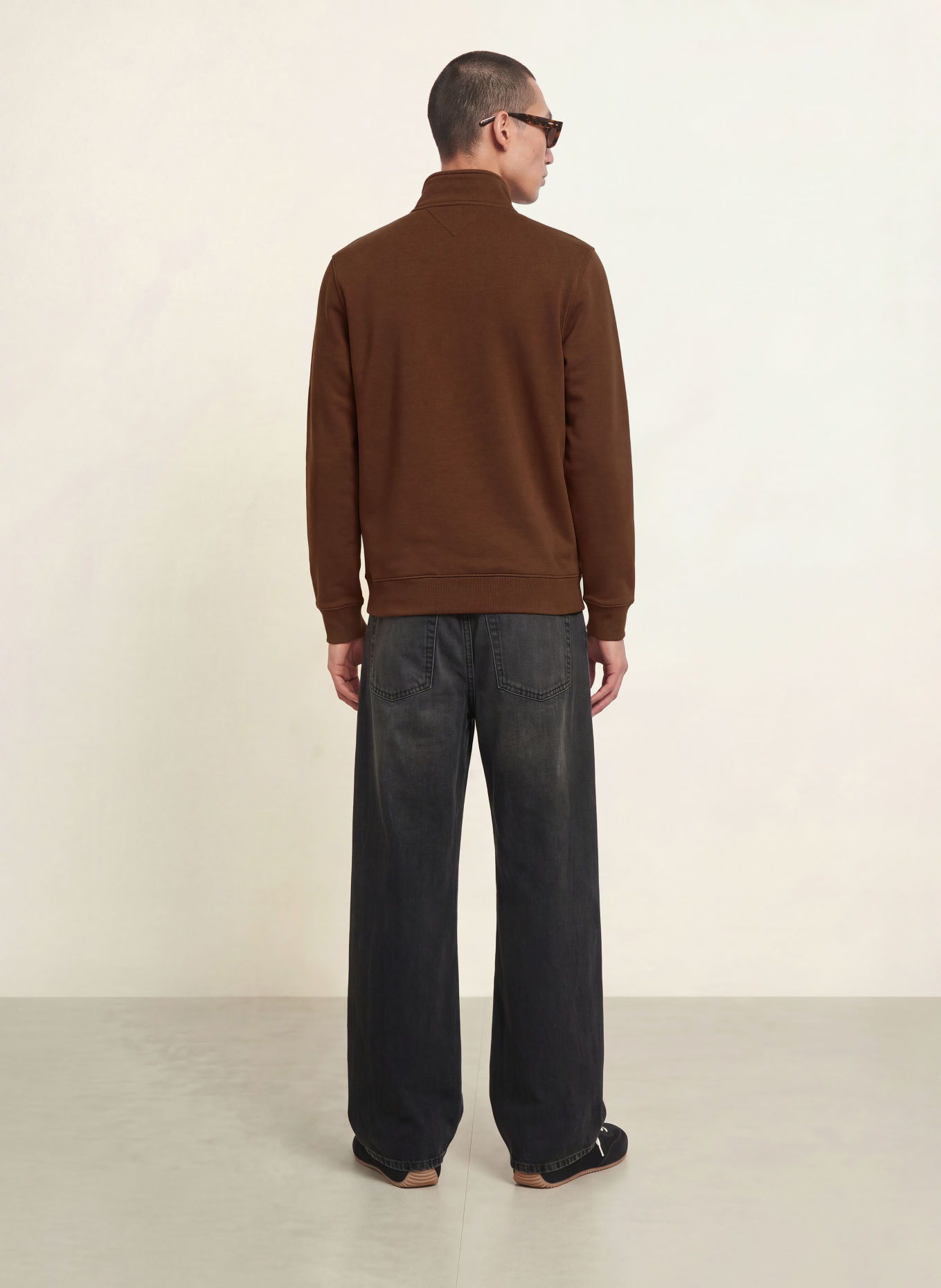 TOMMY JEANS sweat troyer: DARK BROWN