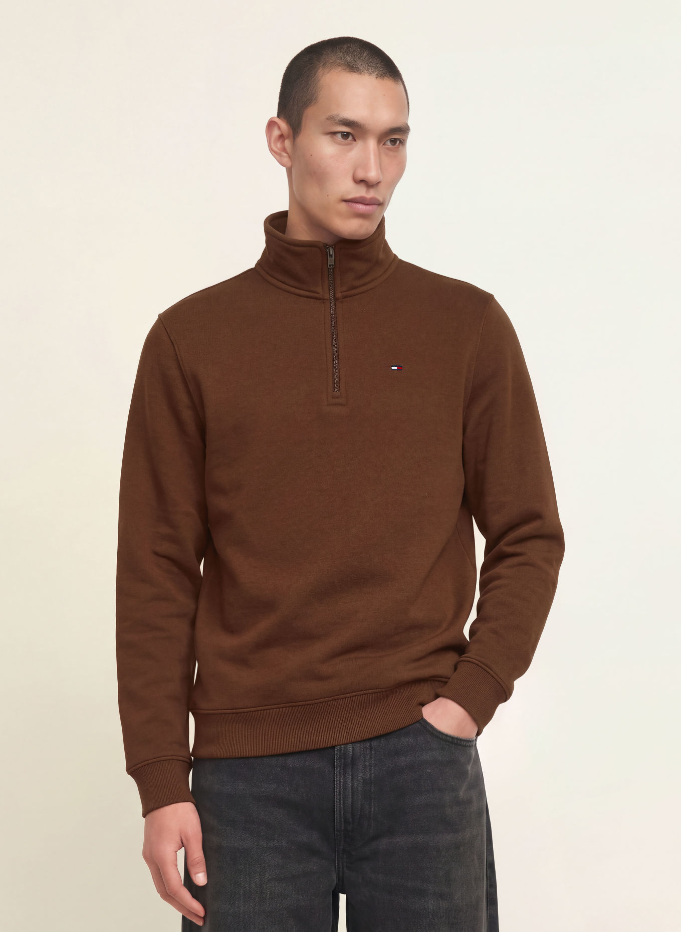 TOMMY JEANS sweat troyer: DARK BROWN