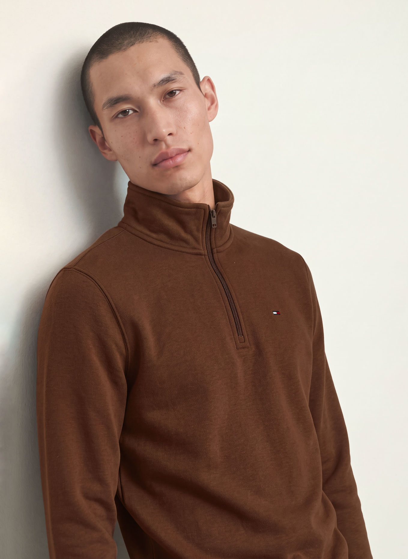 TOMMY JEANS sweat troyer: DARK BROWN