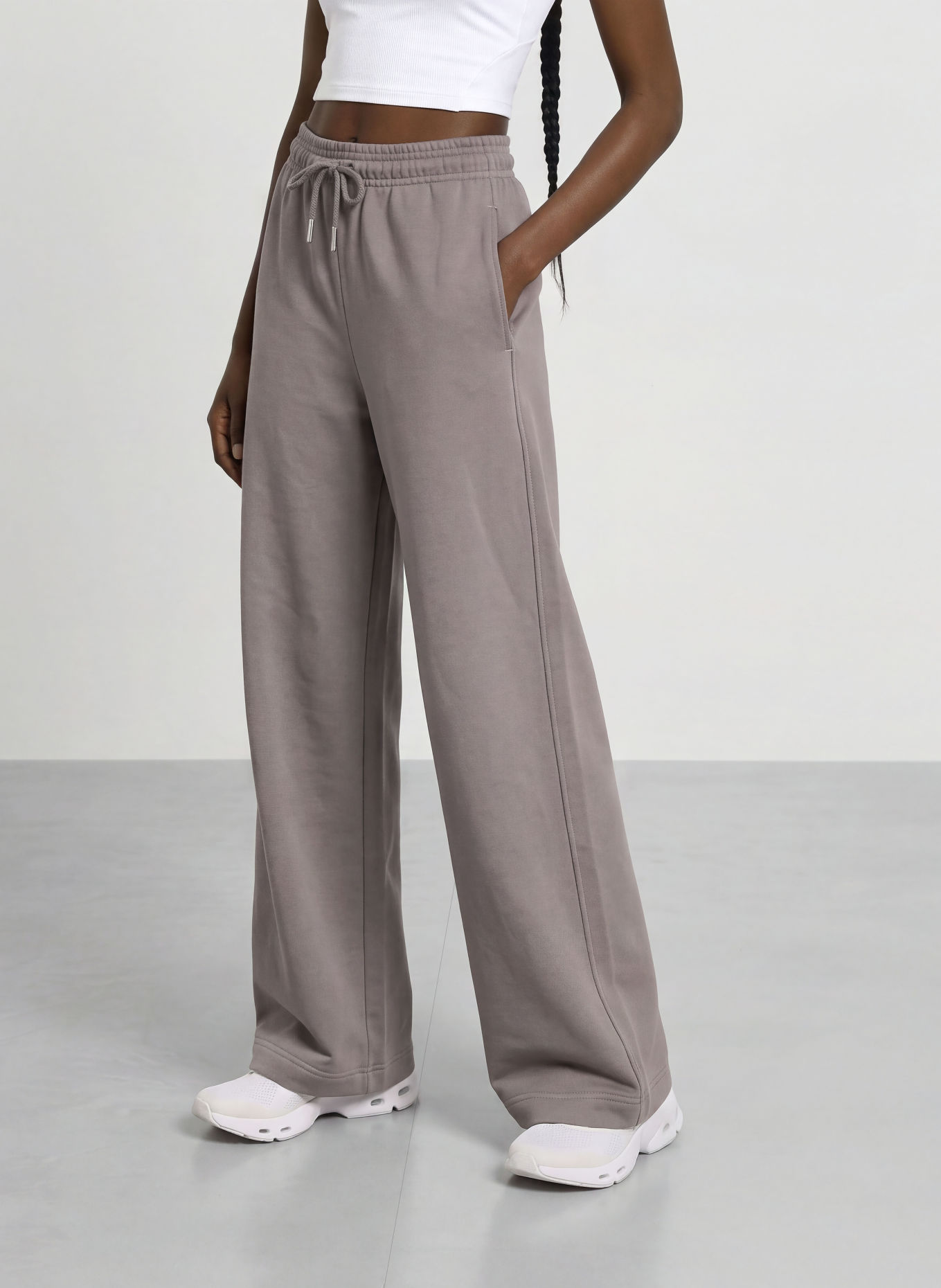 On CLUB COLLECTIVE Sweatpants: DARK GRAY