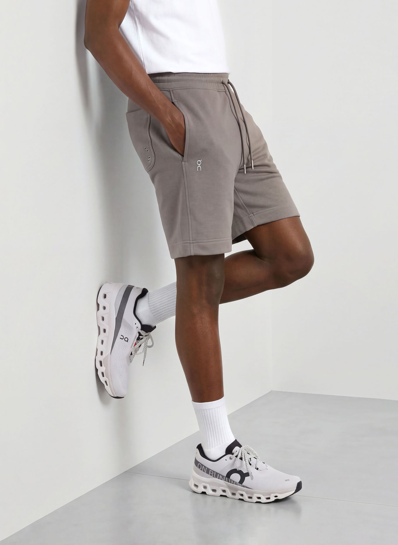 On Short en molleton CLUB COLLECTIVE: TAUPE
