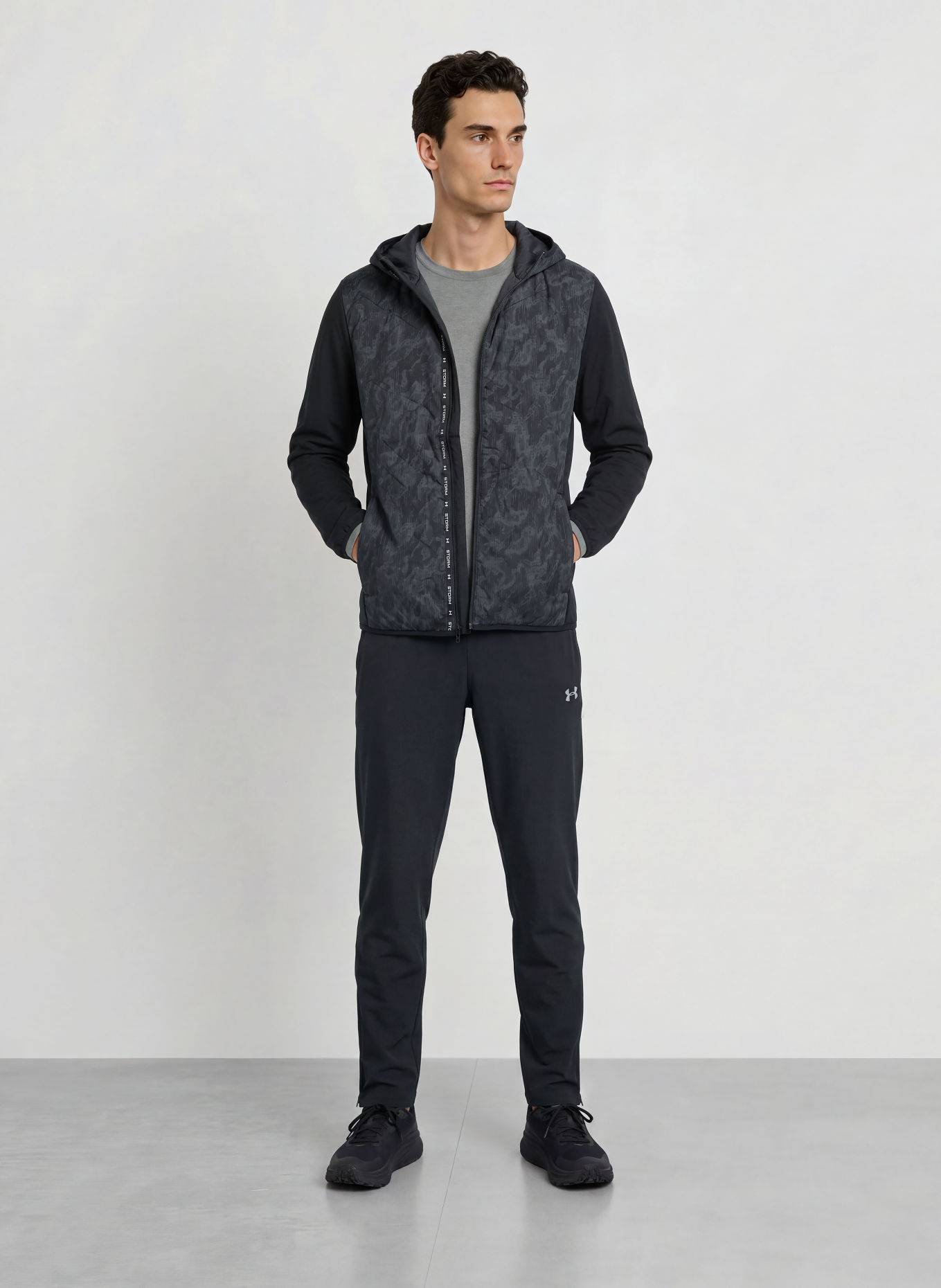 UNDER ARMOUR Běžecká bunda UA VELOCITI COLD WEATHER STORM: ČERNÁ / ŠEDÁ / BÍLÁ