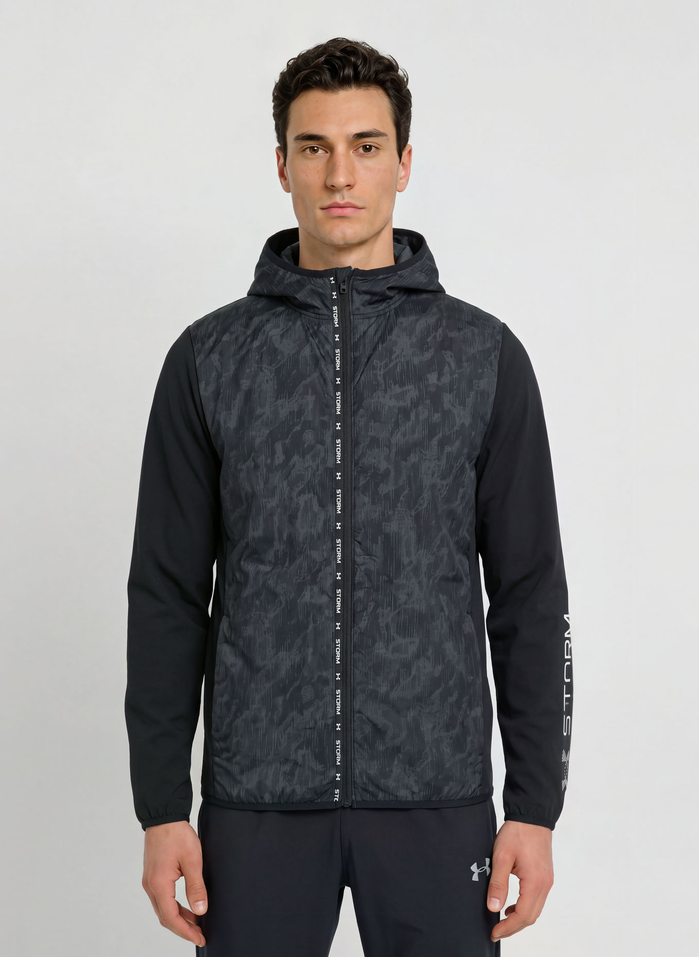 UNDER ARMOUR Běžecká bunda UA VELOCITI COLD WEATHER STORM: ČERNÁ / ŠEDÁ / BÍLÁ