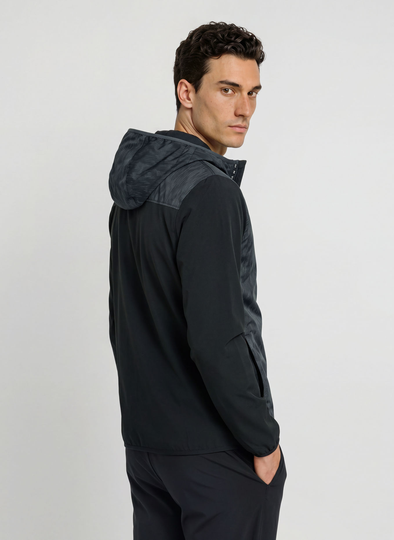 UNDER ARMOUR Běžecká bunda UA VELOCITI COLD WEATHER STORM: ČERNÁ / ŠEDÁ / BÍLÁ