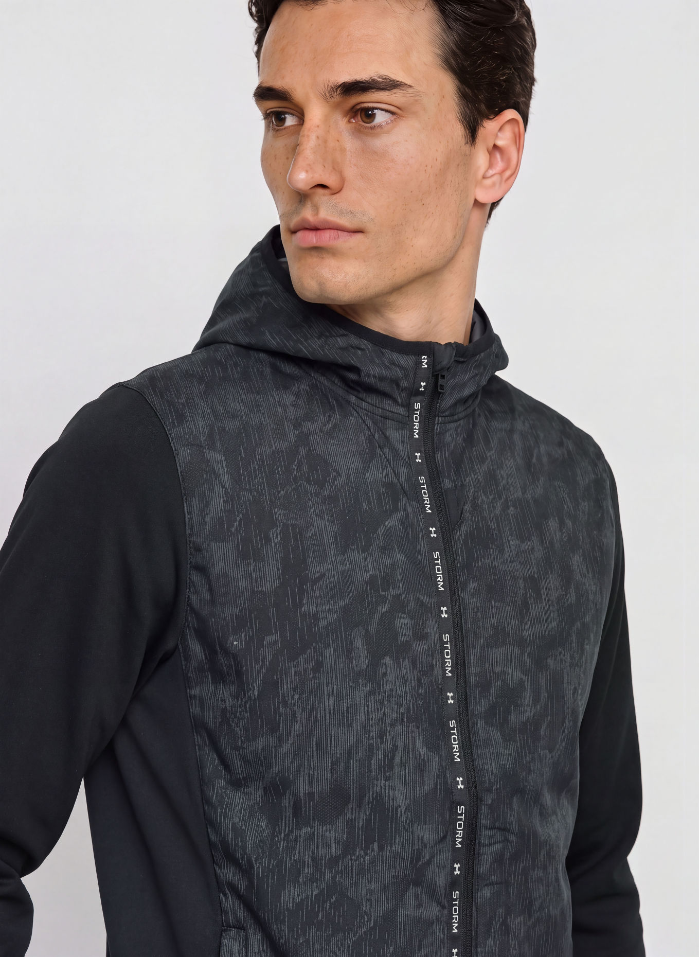 UNDER ARMOUR Běžecká bunda UA VELOCITI COLD WEATHER STORM: ČERNÁ / ŠEDÁ / BÍLÁ
