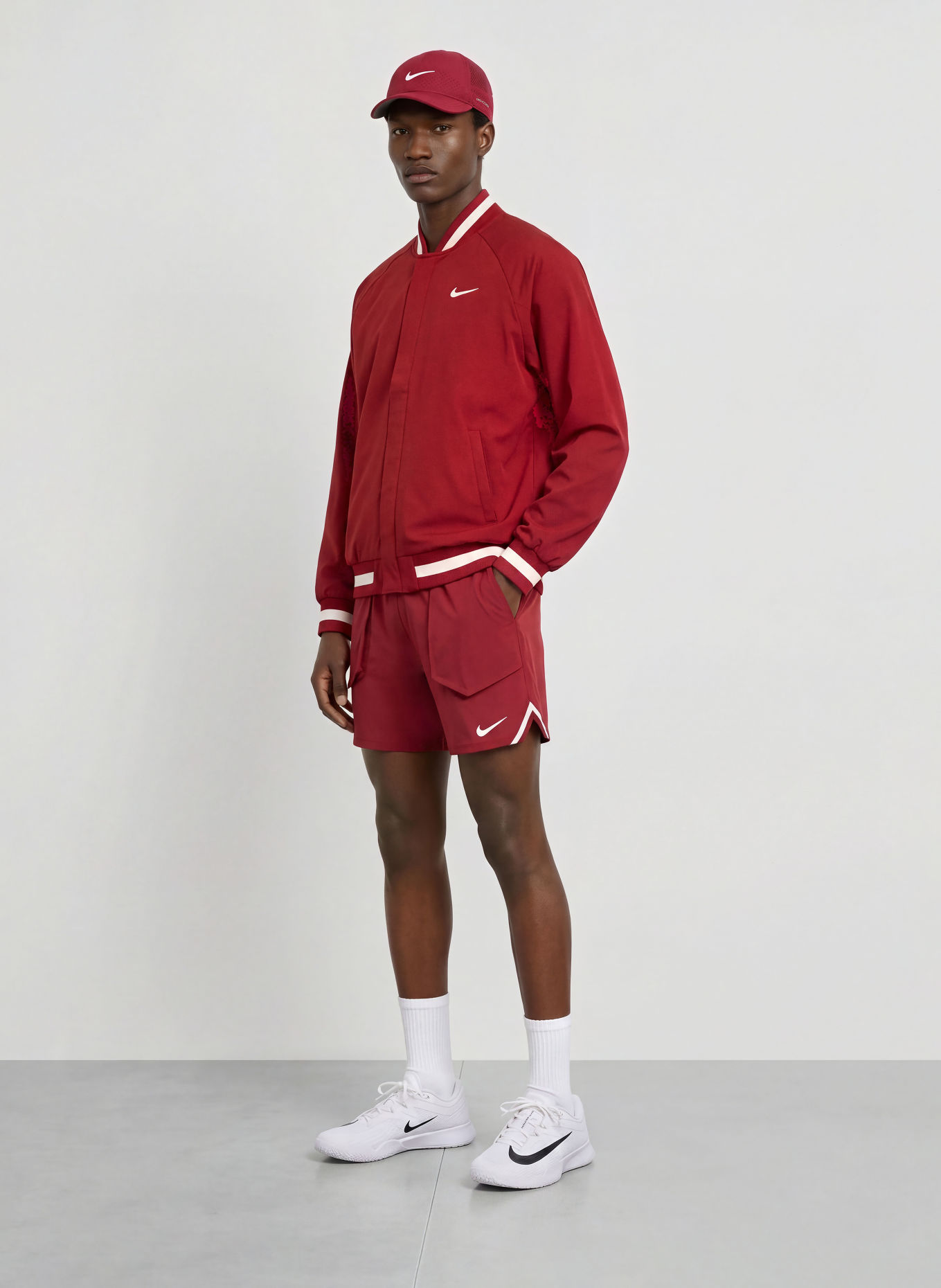 Nike Veste d'entraînement COURT SLAM: ROUGE FONCÉ / BLANC