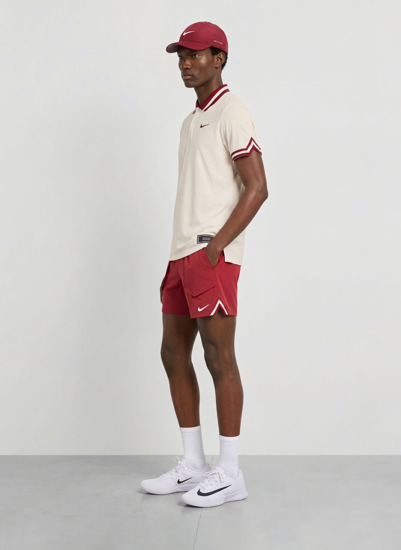 Nike Polo technique COURT SLAM: ÉCRU / ROUGE FONCÉ