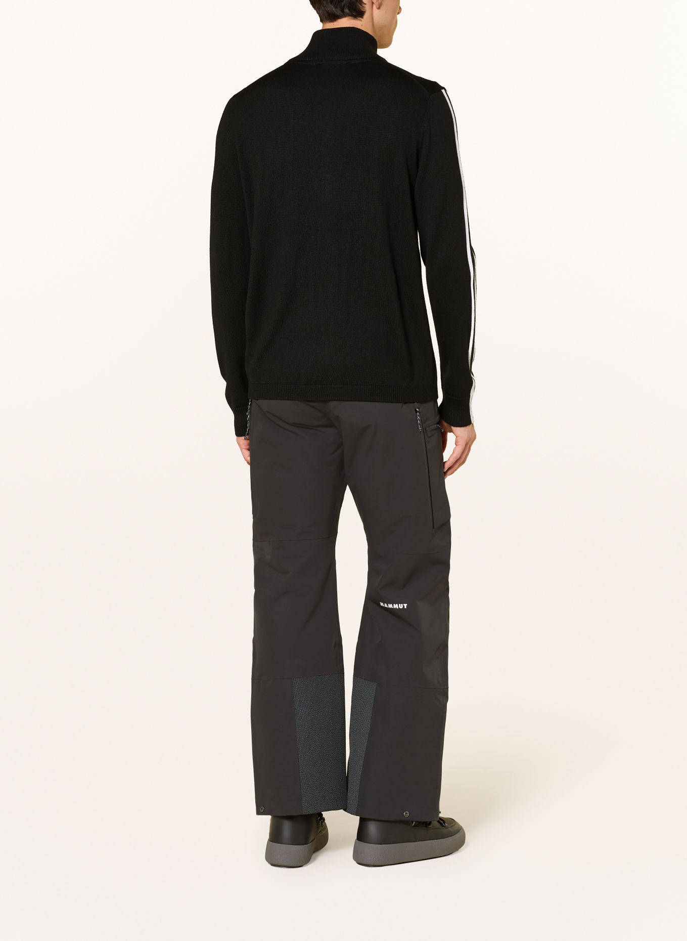 WE NORWEGIANS MOORE Midlayer with Merino Wool: BLACK / WHITE