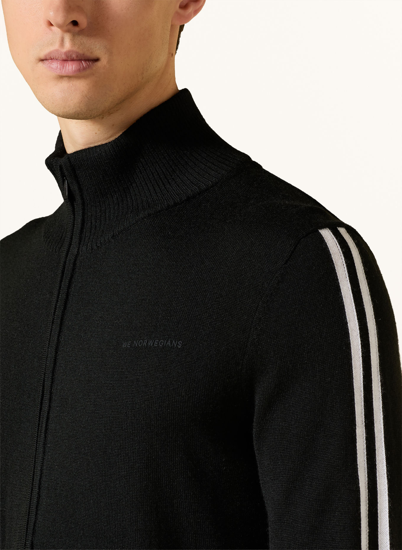 WE NORWEGIANS MOORE Midlayer with Merino Wool: BLACK / WHITE