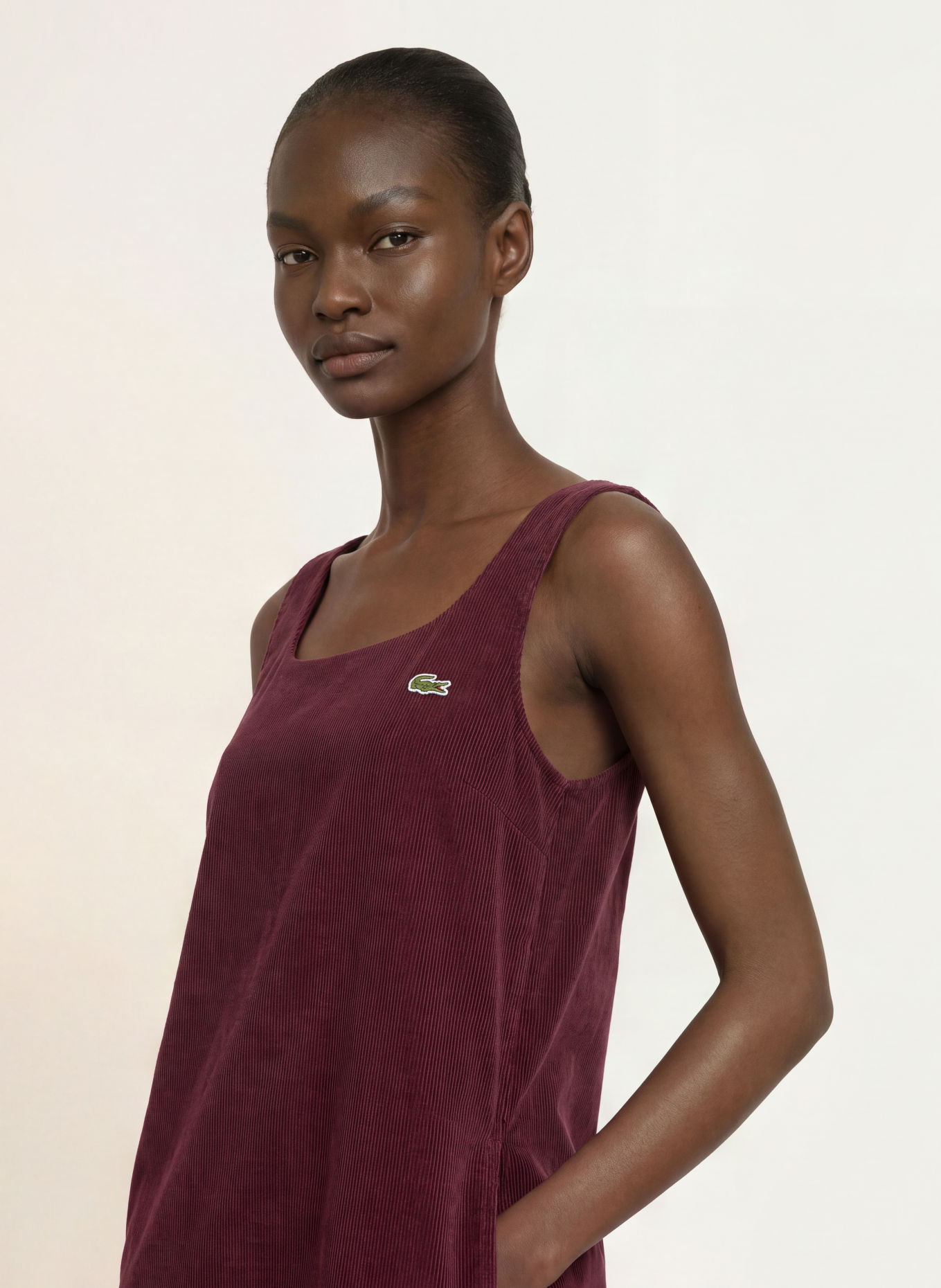 LACOSTE Corduroyjurk: DONKERROOD