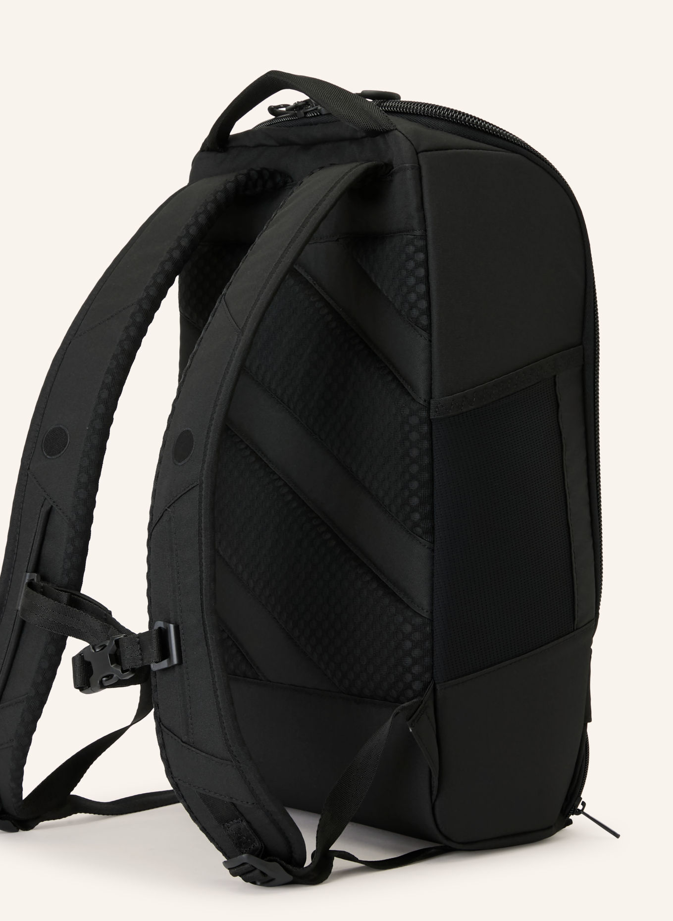 pinqponq Batoh CUBIK MEDIUM s přihrádkou na notebook: ČERNÁ