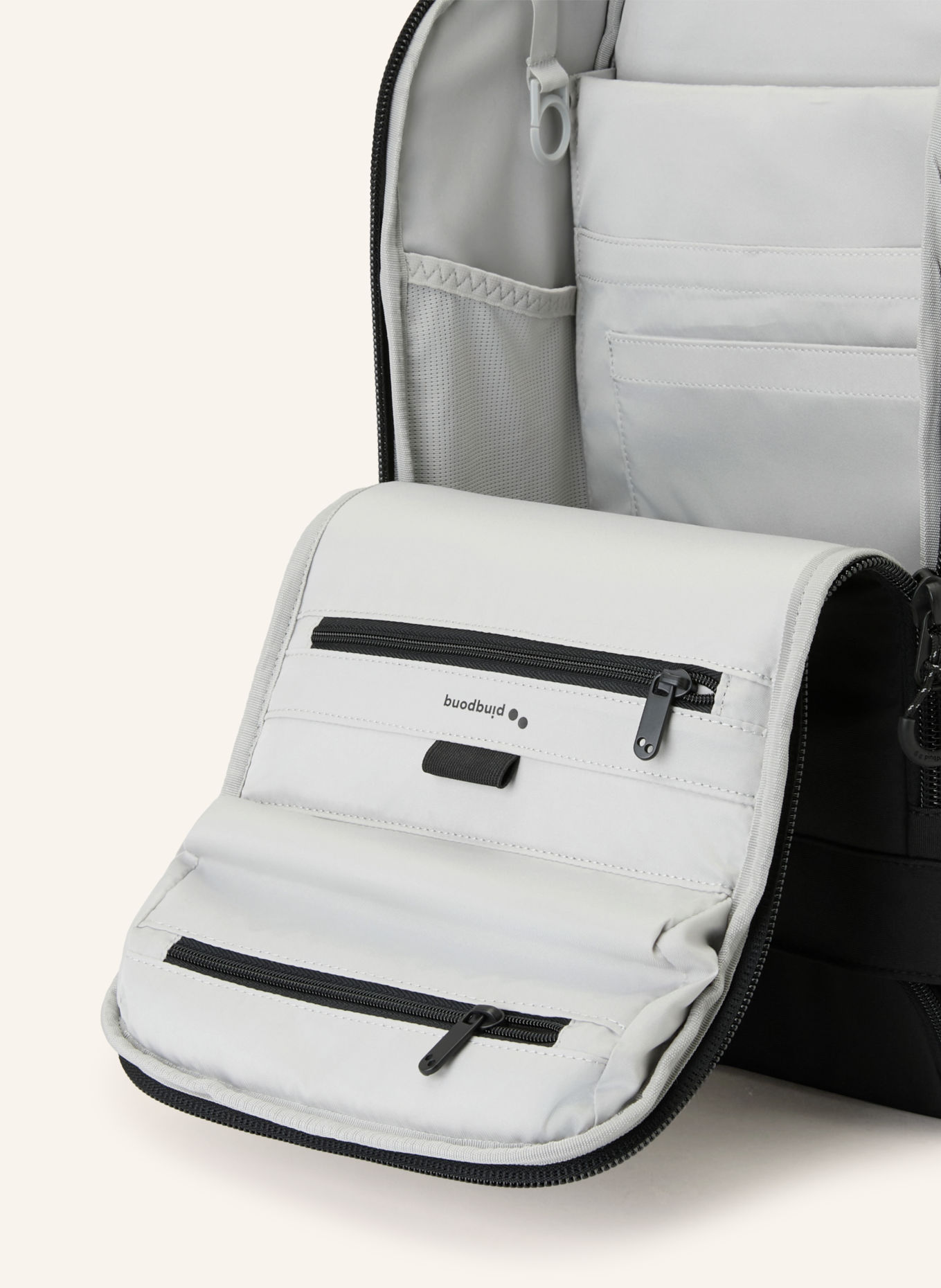 pinqponq Batoh CUBIK MEDIUM s přihrádkou na notebook: ČERNÁ