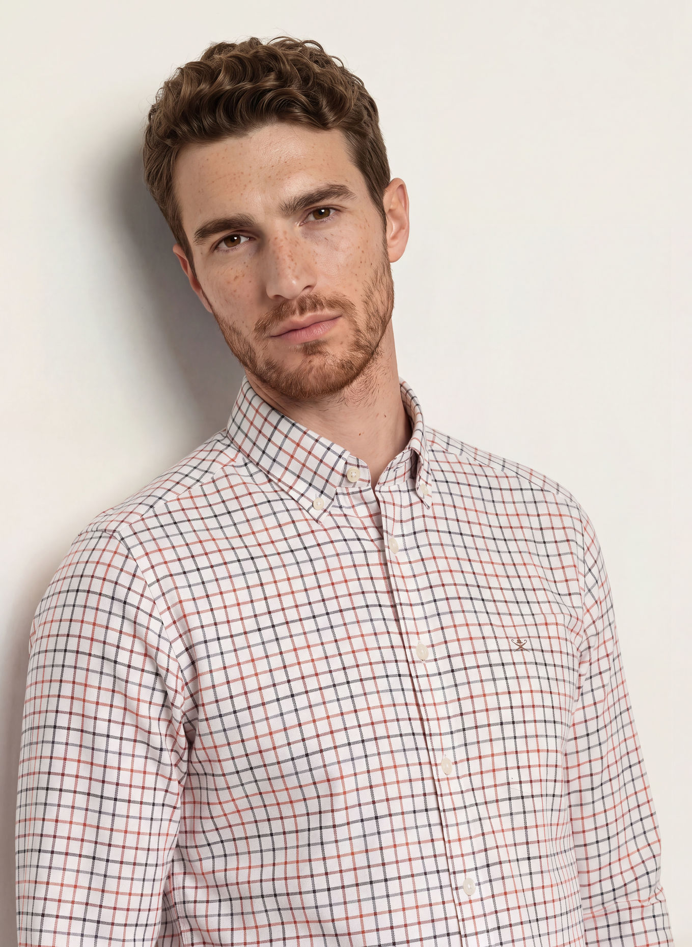 HACKETT LONDON Košile TATTERSALL Tailored Fit: KRÉMOVÁ / TMAVĚ ŠEDÁ / LOSOSOVÁ