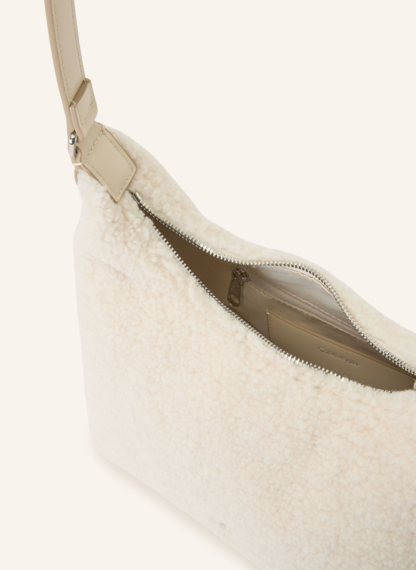 Calvin Klein Schultertasche: BEIGE / SILBER