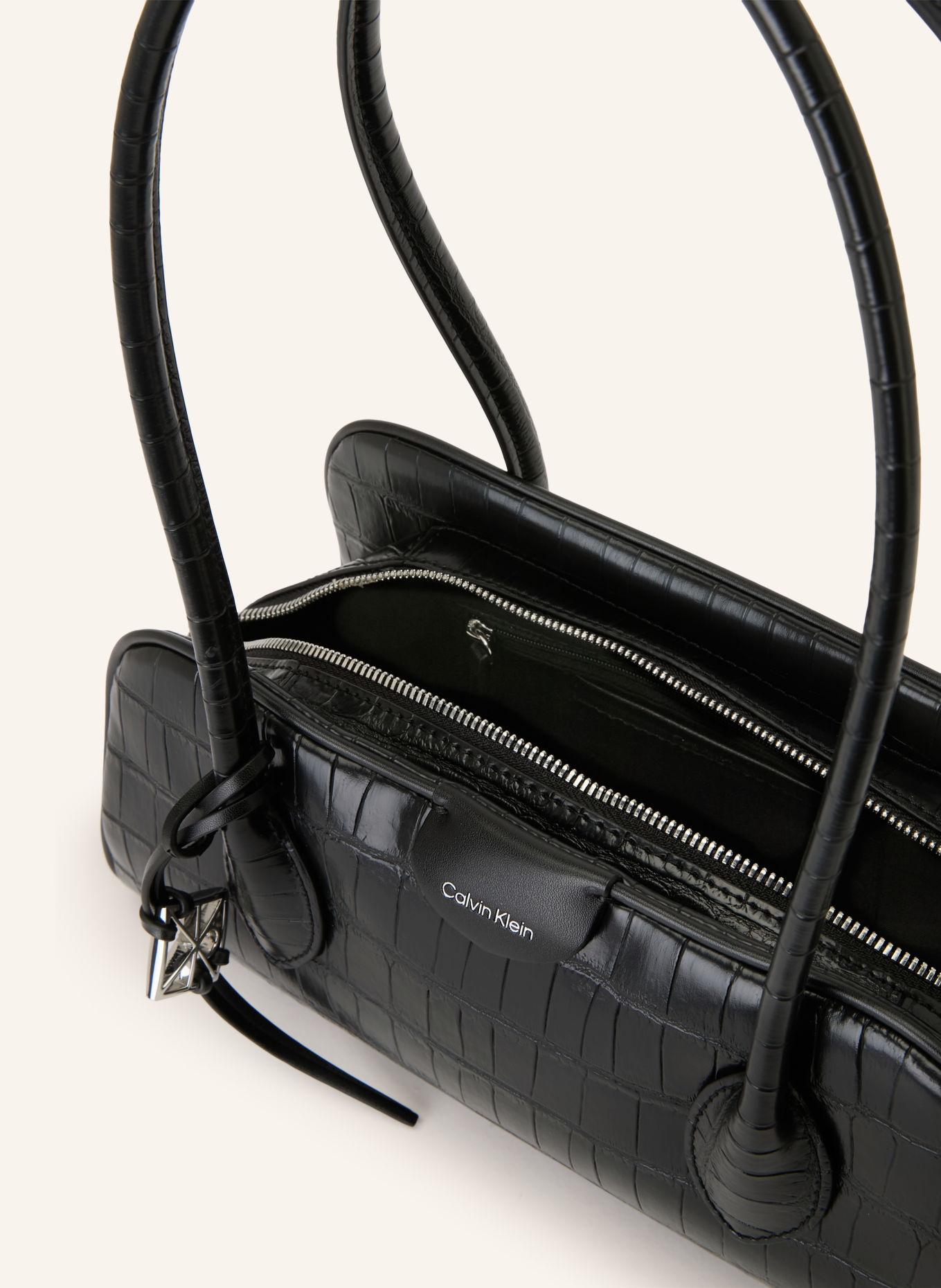 Calvin Klein Schultertasche: SCHWARZ / SILBER