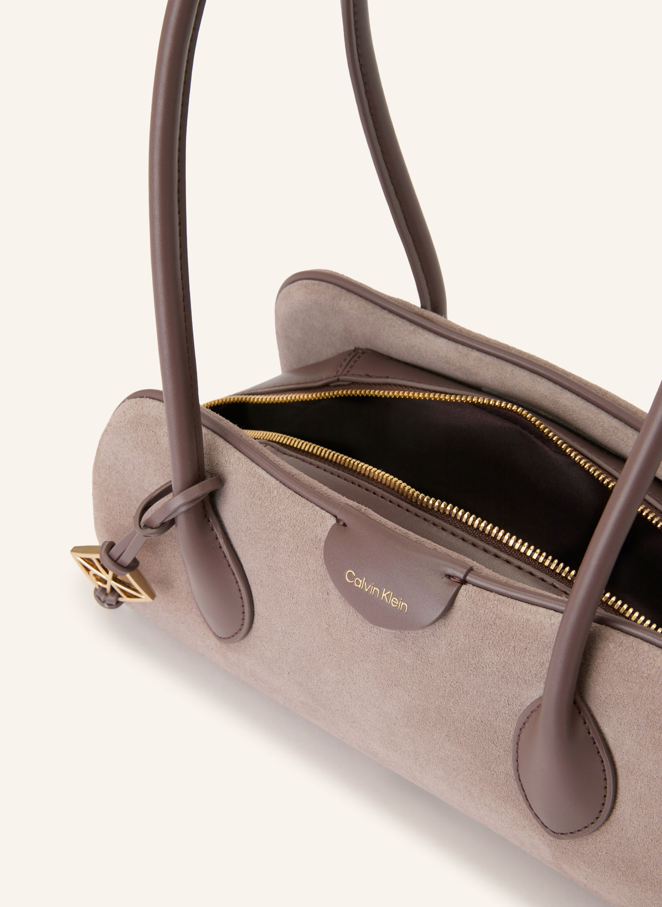 Calvin Klein Schultertasche: TAUPE / GOLD