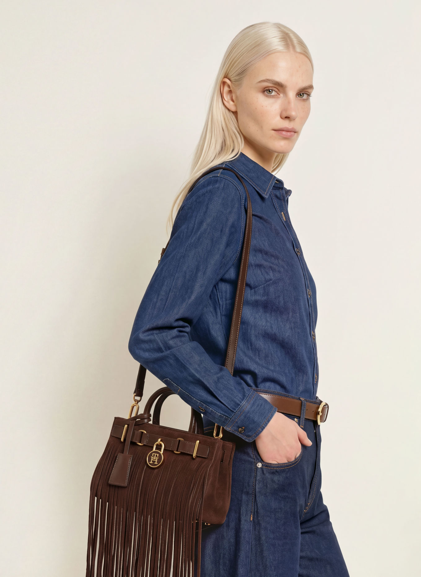 TOMMY HILFIGER Handbag: DARK BROWN / GOLD