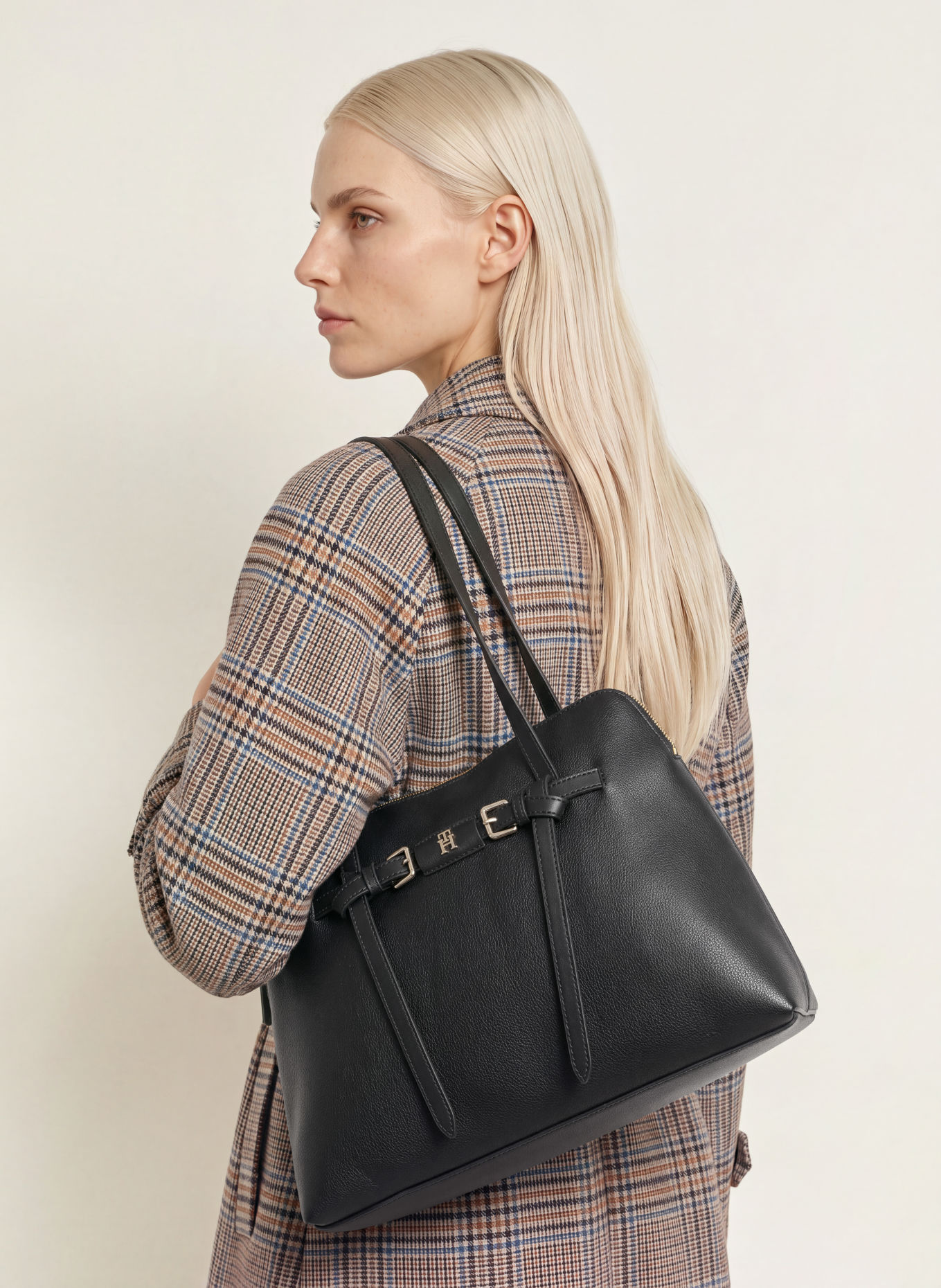 TOMMY HILFIGER Handbag: BLACK