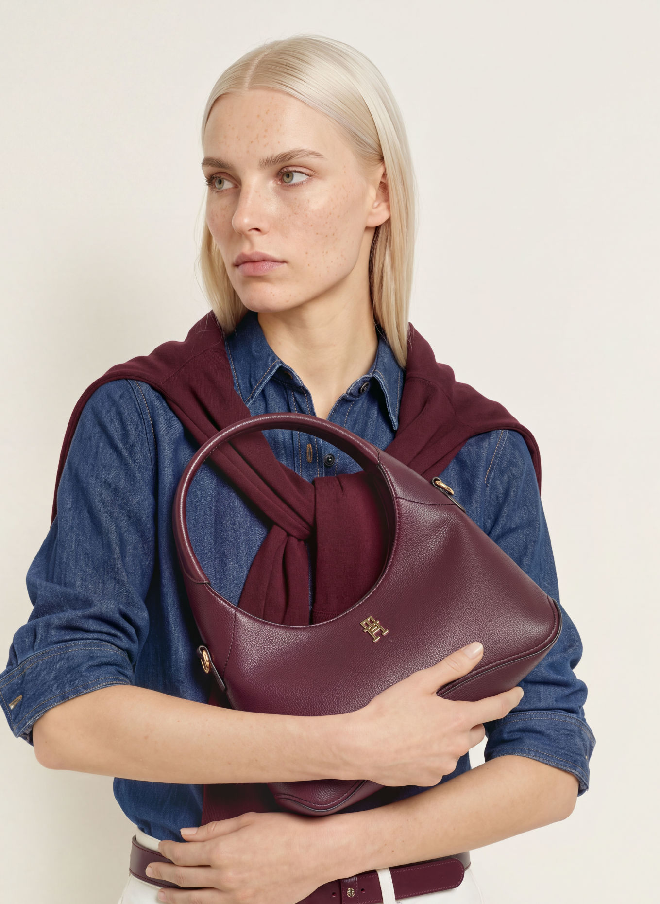 TOMMY HILFIGER EVERYDAY MINI Handbag: DARK RED / GOLD