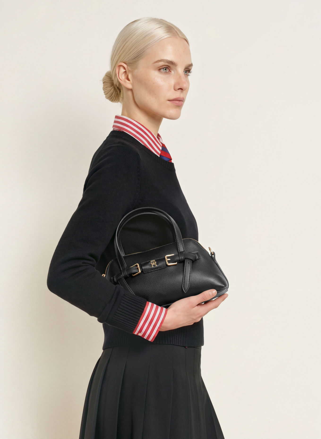 TOMMY HILFIGER BUCKLE MINI Crossbody Bag: BLACK / GOLD