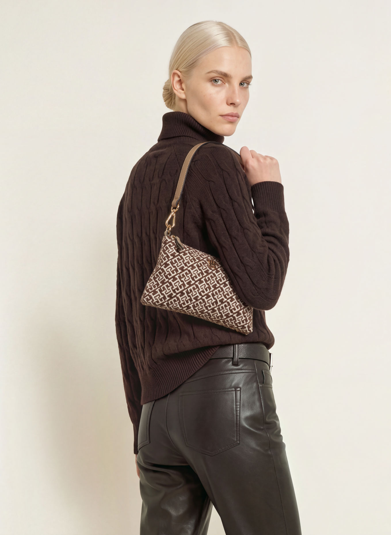 TOMMY HILFIGER MINI Shoulder Bag: BROWN / GOLD / WHITE