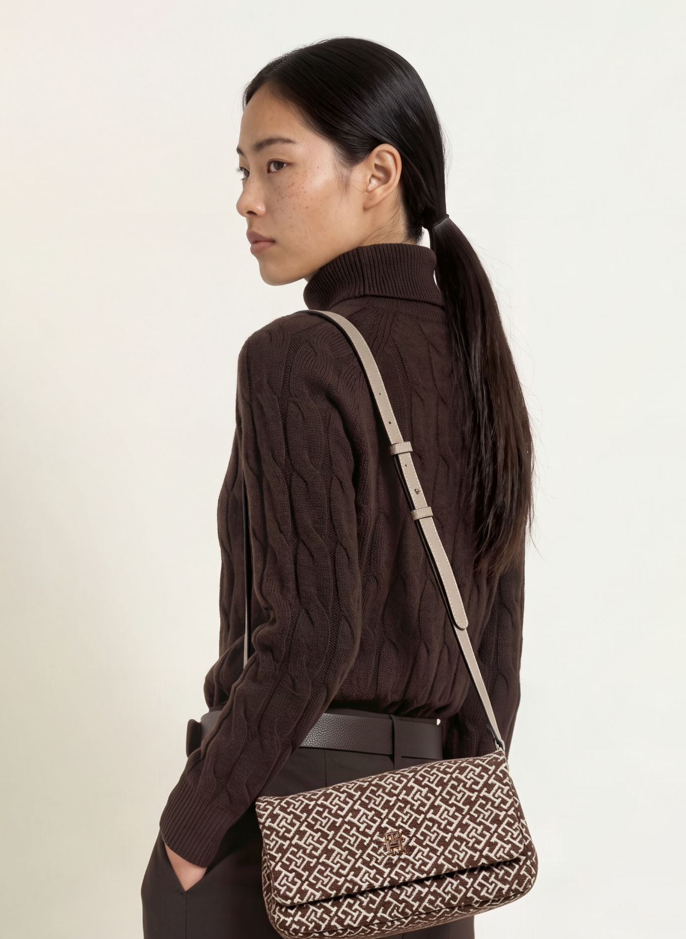TOMMY HILFIGER Crossbody bag: DARK BROWN / GOLD / WHITE