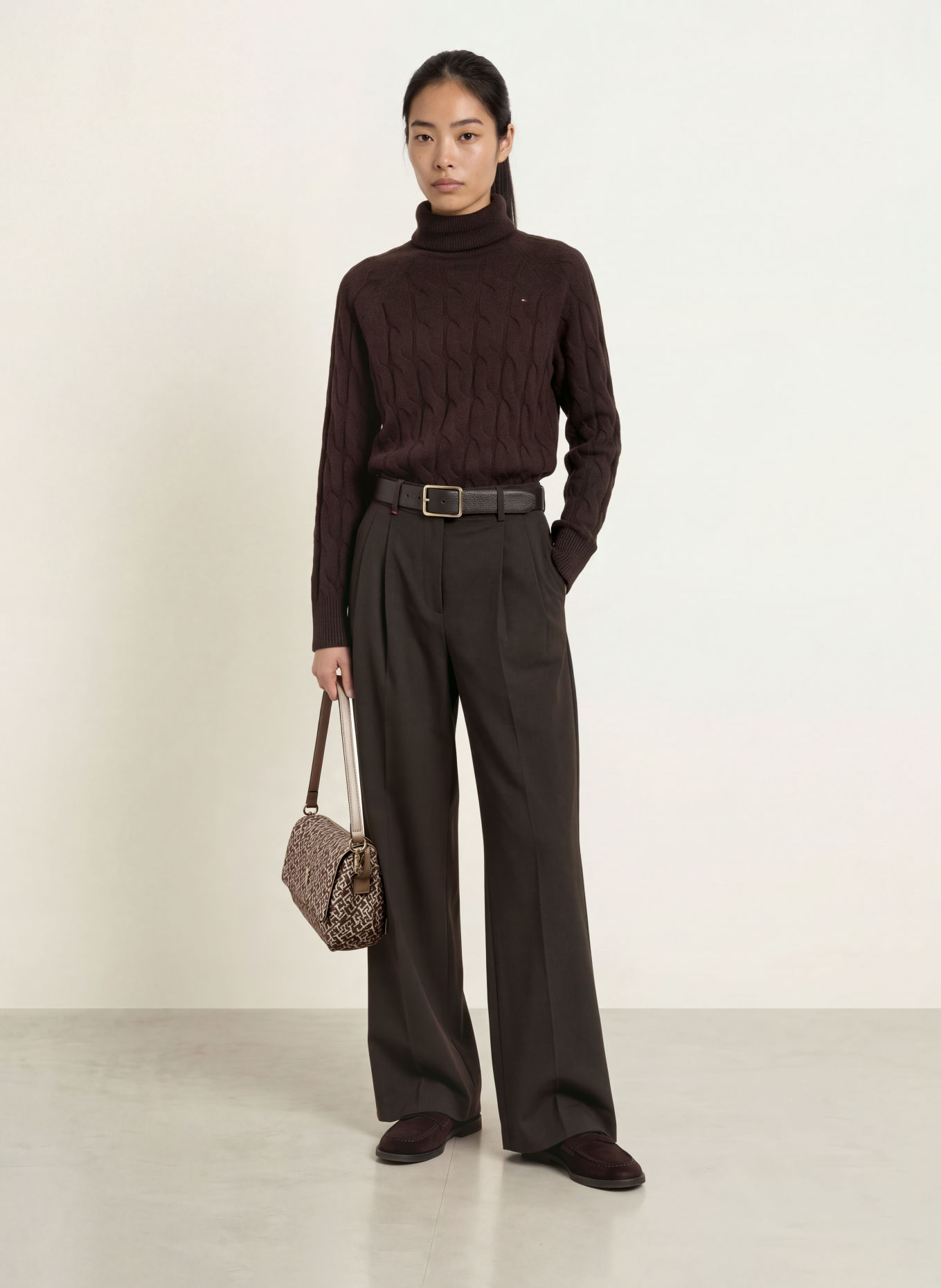 TOMMY HILFIGER Crossbody bag: DARK BROWN / GOLD / WHITE