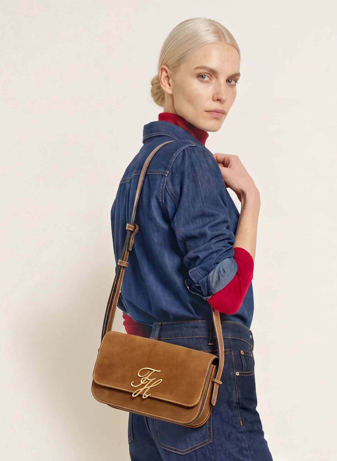 TOMMY HILFIGER Crossbody bag: COGNAC / GOLD